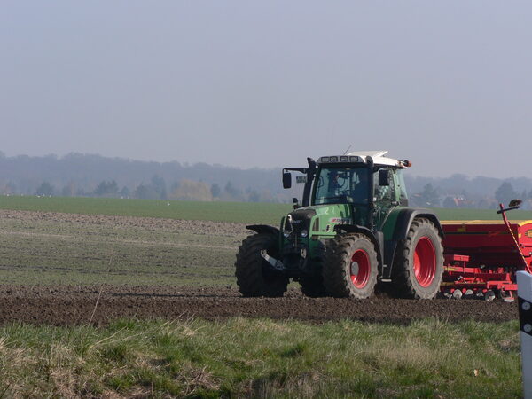 Traktor auf einem Feld.