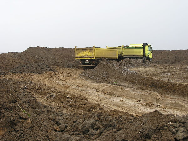 LKW in einer Baustelle mit Erdarbeiten.