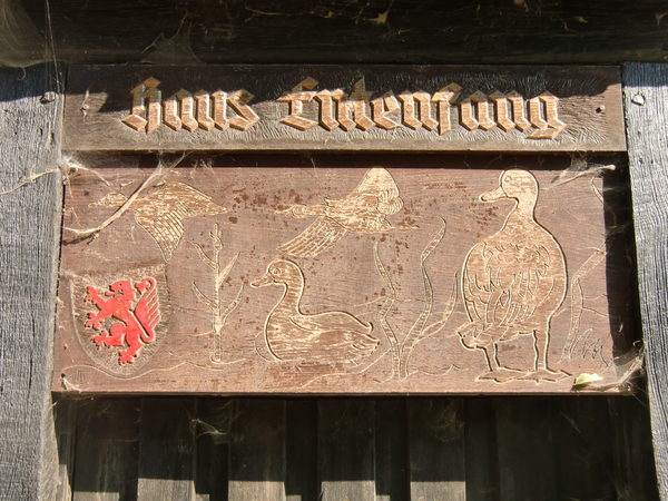 Historisches Eingangsschild zum Haus Entenfang mit Holzschnitzerei. (Wird bei Klick vergrößert)