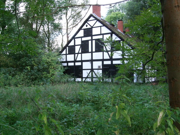 Baufällig gewordenes Gebäude des Haus Entenfang vor der Renovierung. (Wird bei Klick vergrößert)