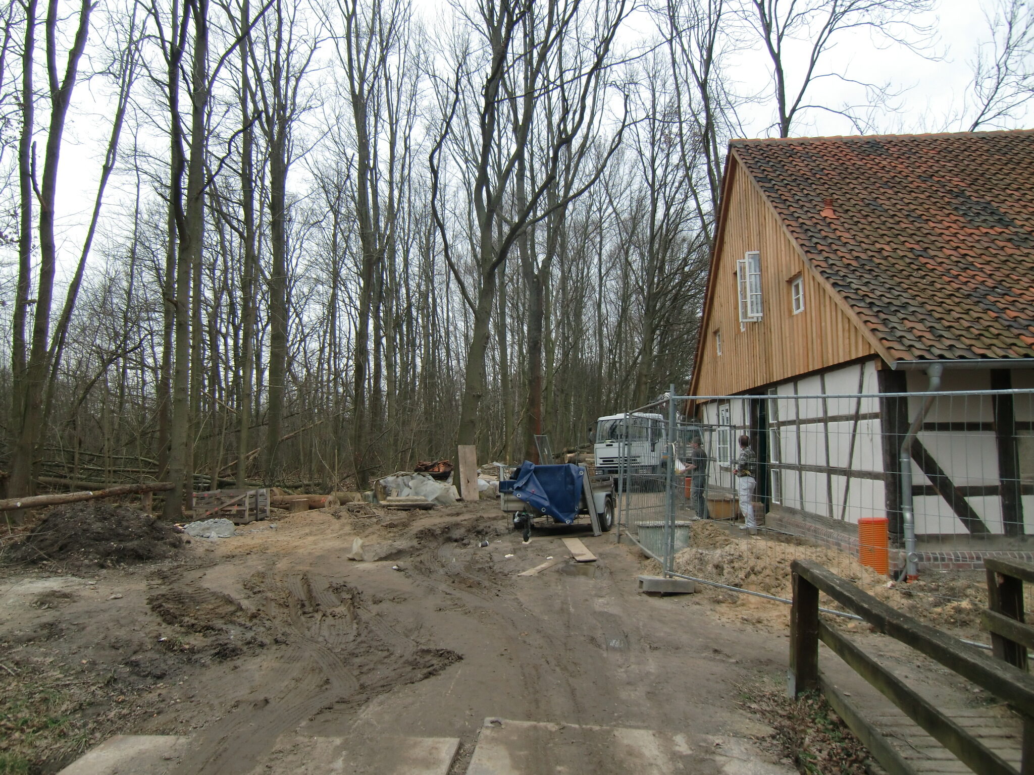 Erdarbeiten vor dem Eingangsbereich. (Wird bei Klick vergrößert)