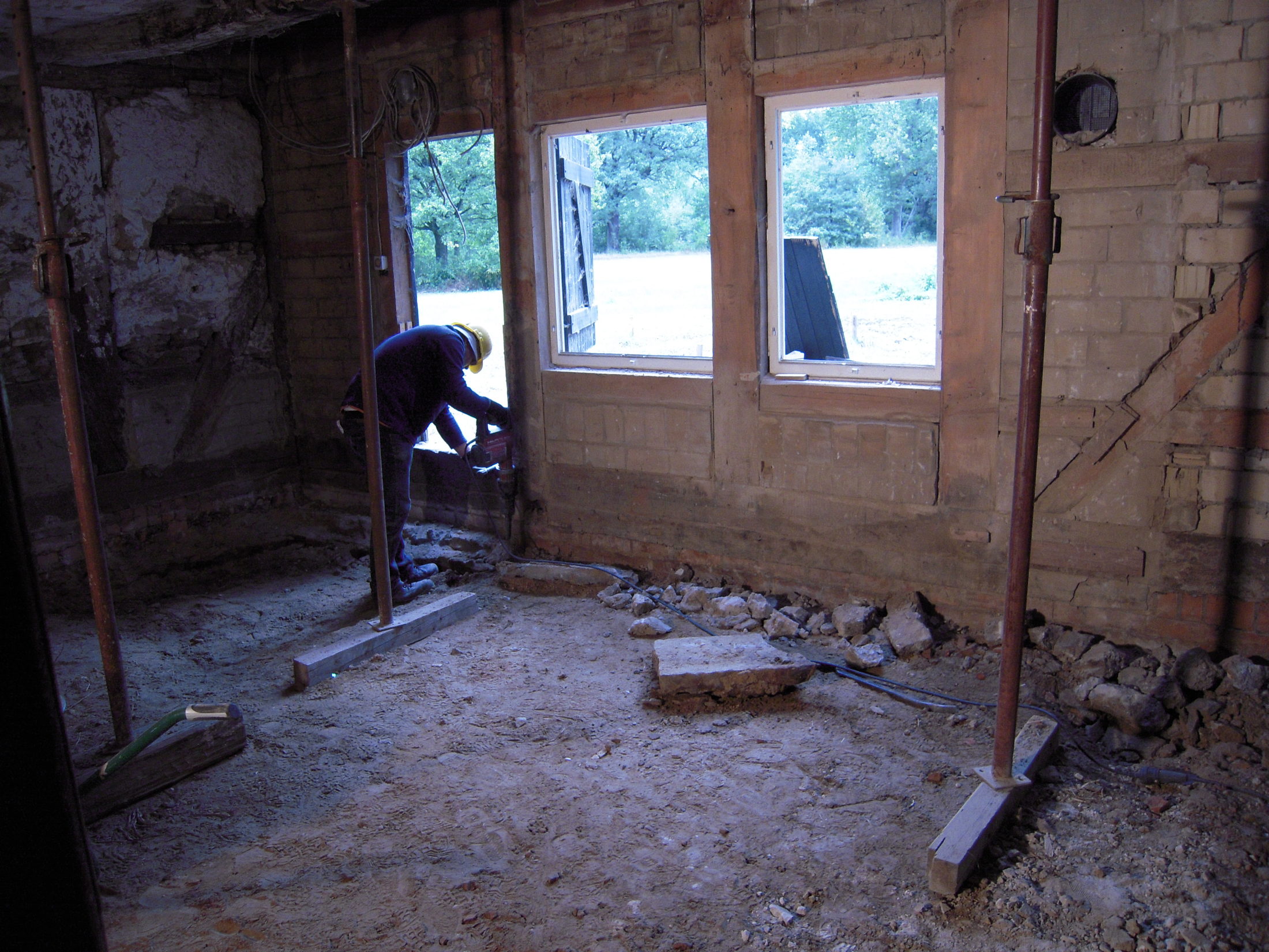 Ein Handwerker steht führt Renovierungsarbeiten im Innern des baufälligen Haus Entenfang durch. (Wird bei Klick vergrößert)