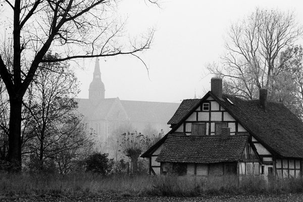 Rückansicht des Hauses Entenfang aus den 1970er Jahren, im Hintergrund die Klosterkirche