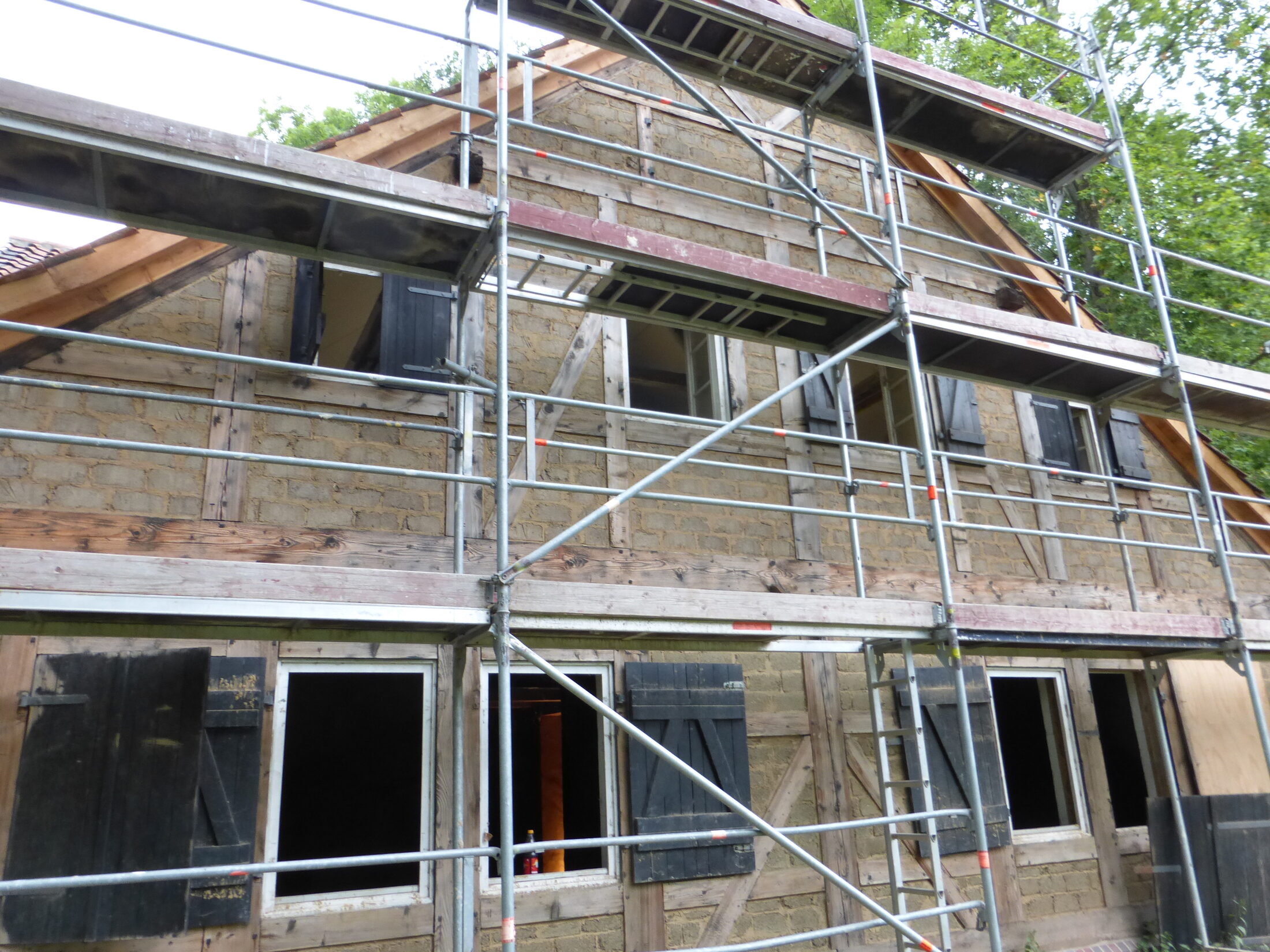 Eingerüstete Frontseite des Haus Entenfang. (Wird bei Klick vergrößert)