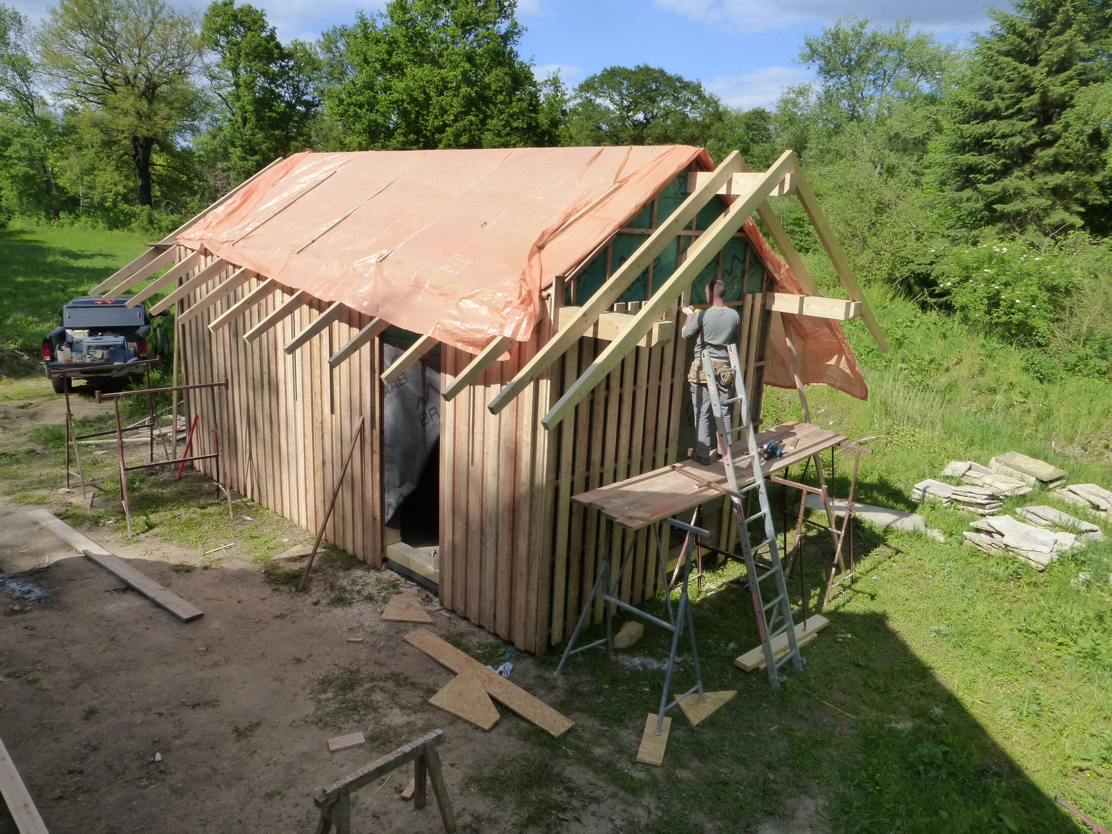 Handwerker arbeiten an der Errichtung des Nebengebäudes aus Holz. (Wird bei Klick vergrößert)