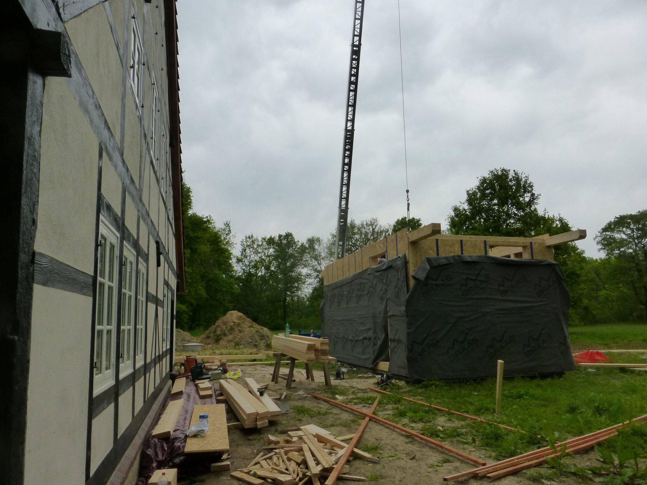 Errichtung des Nebengebäudes mit Holzsteeg. (Wird bei Klick vergrößert)