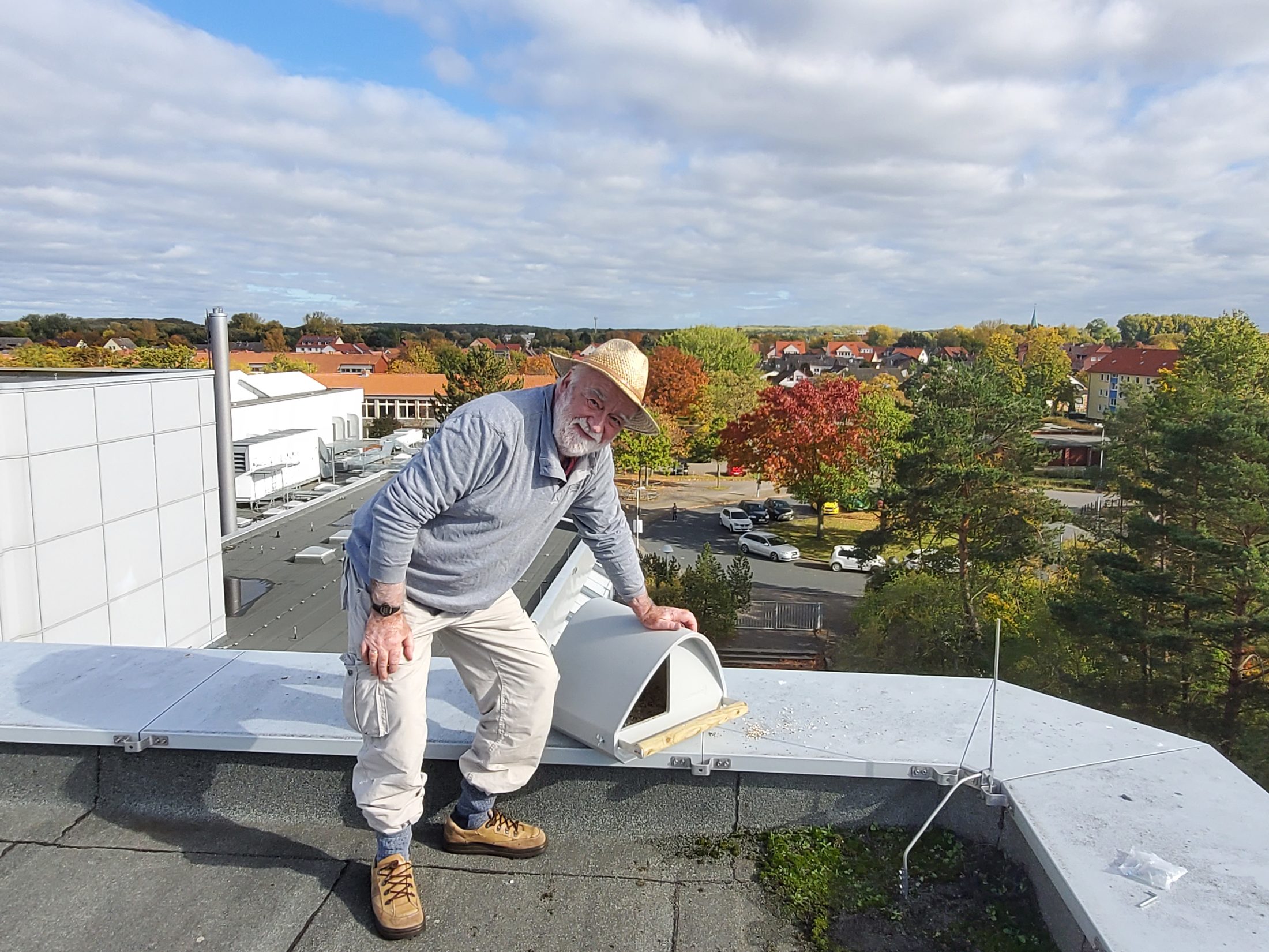 Auf dem Dach der Schule wurde ein Nistkasten für Turmfalken angebracht. (Wird bei Klick vergrößert)