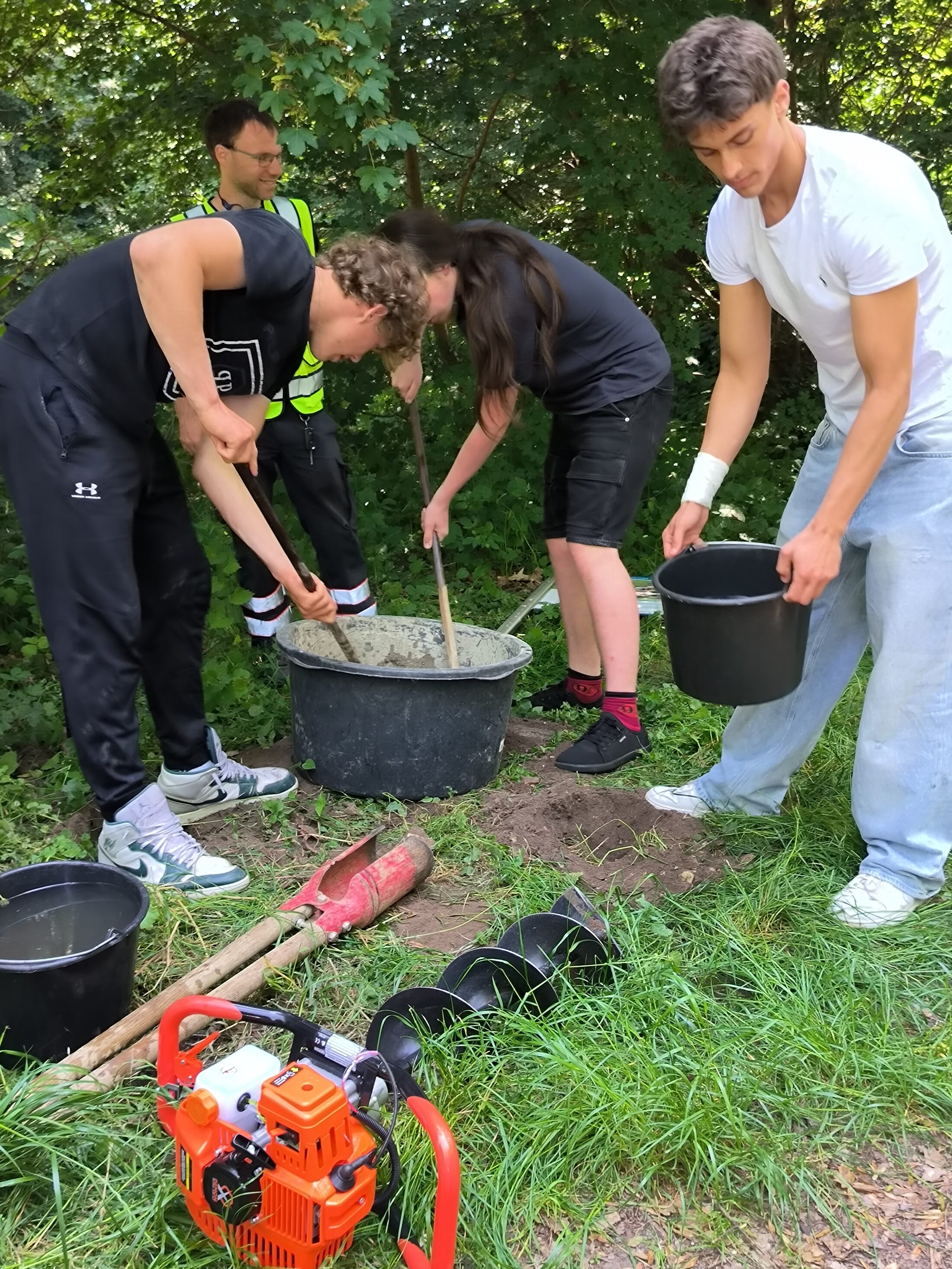 Die Schülerinnen und Schüler rühren den Zement für die Fundamente an. (Wird bei Klick vergrößert)