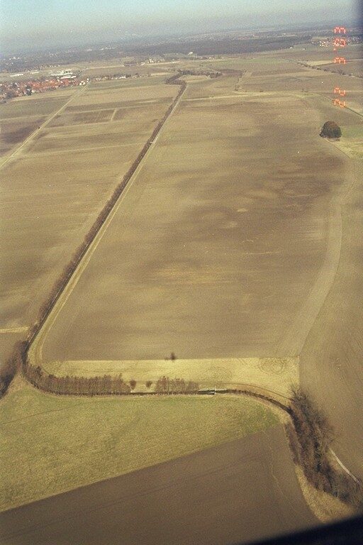 Zwischen großen Ackerflächen fließt die Wabe als geradliniger Graben.