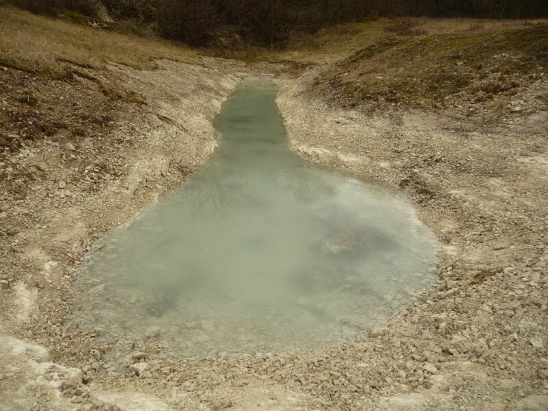 vertieftes Gewässer im Kalksteinbruch (12.03.2009) (Wird bei Klick vergrößert)