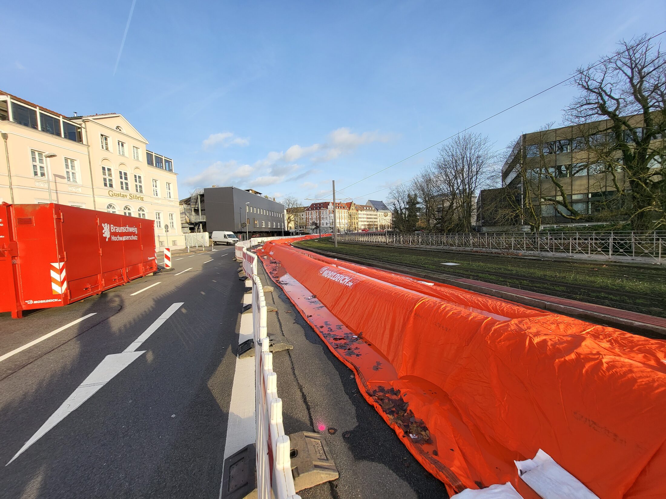 Mobiler Hochwasserschutzdamm Kalenwall mit Lagercontainer (Wird bei Klick vergrößert)