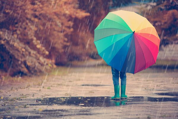 Kind mit Regenschirm im Regen (Wird bei Klick vergrößert)