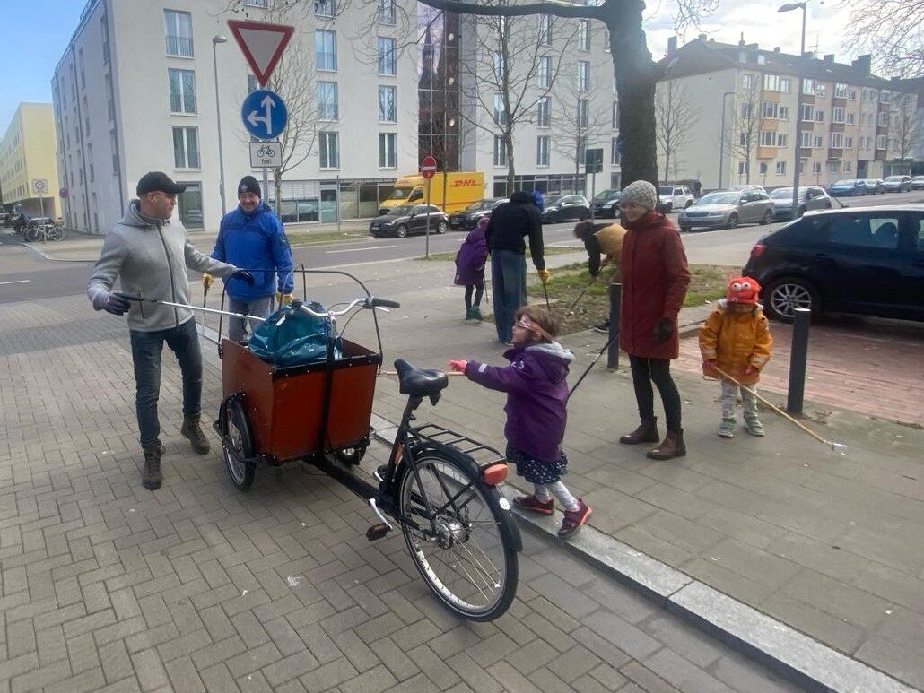 Beim Stadtputz mit Familien und Freunden aktiv, ... (Wird bei Klick vergrößert)