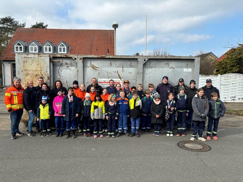 Gruppenbild der Ortsfeuerwehr Watenbüttel (Wird bei Klick vergrößert)