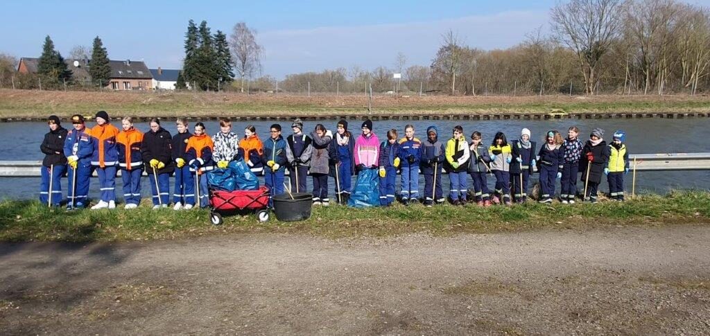 Gruppenbild Feuerwehr Watenbüttel am Kanal (Wird bei Klick vergrößert)