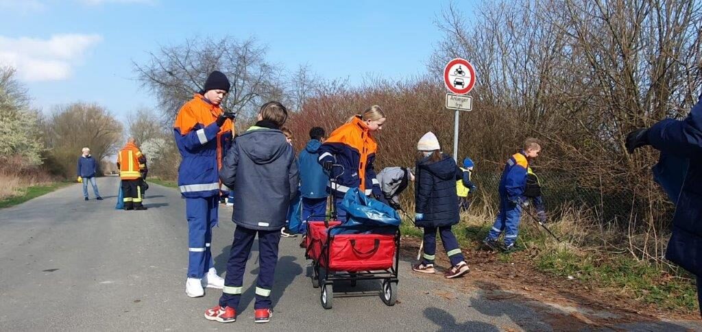 Feuerwehrkinder beim Sammeln (Wird bei Klick vergrößert)