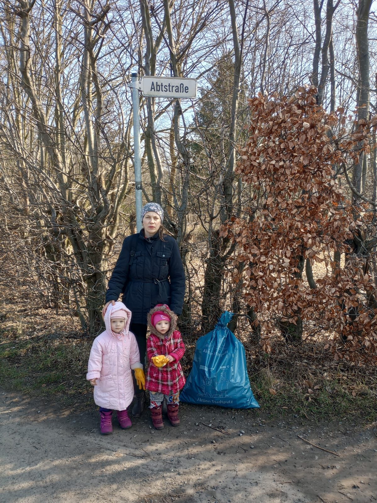 Mutter mit 2 kleinen Kindern (Wird bei Klick vergrößert)