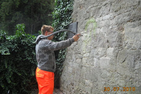 Reinigungsarbeiten an der historischen Stadtmauer