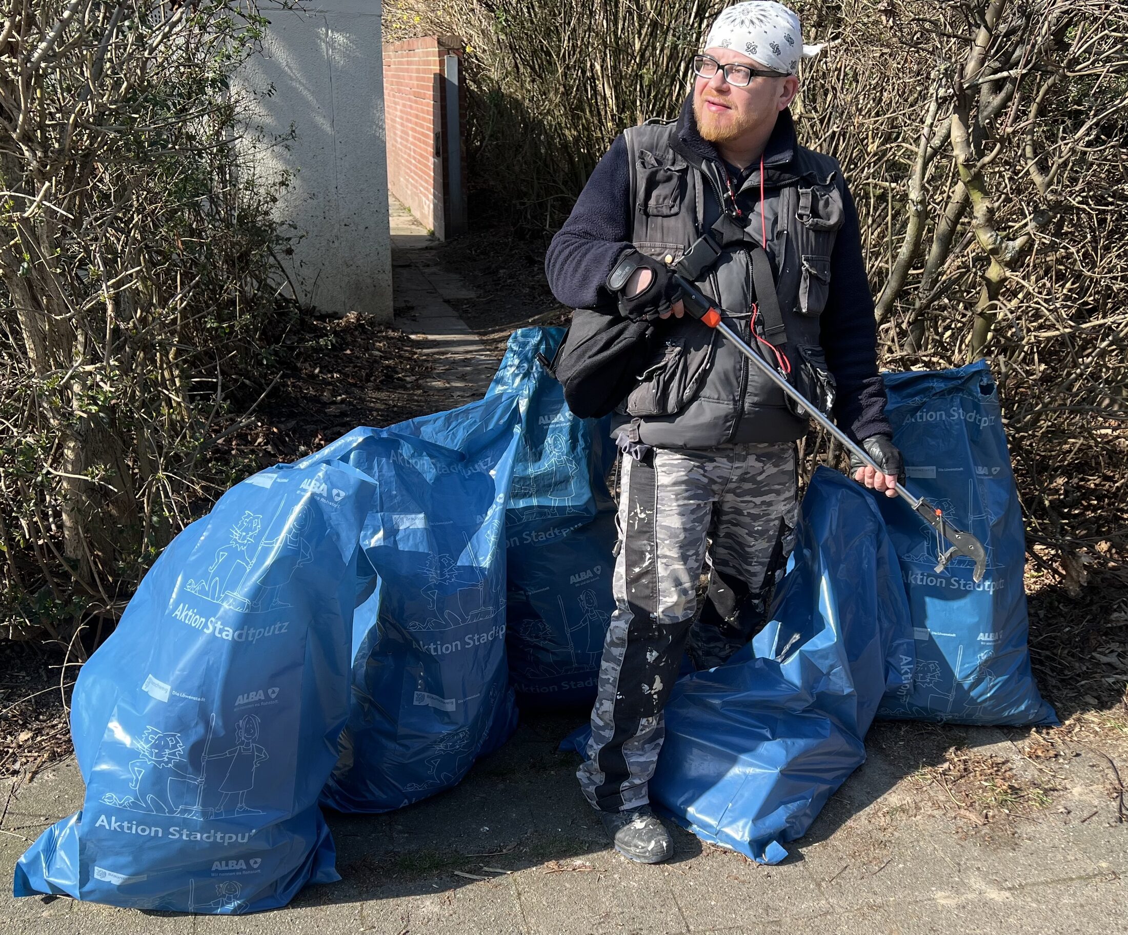 Fleißiger Sammler mit dem Ertrag (Wird bei Klick vergrößert)