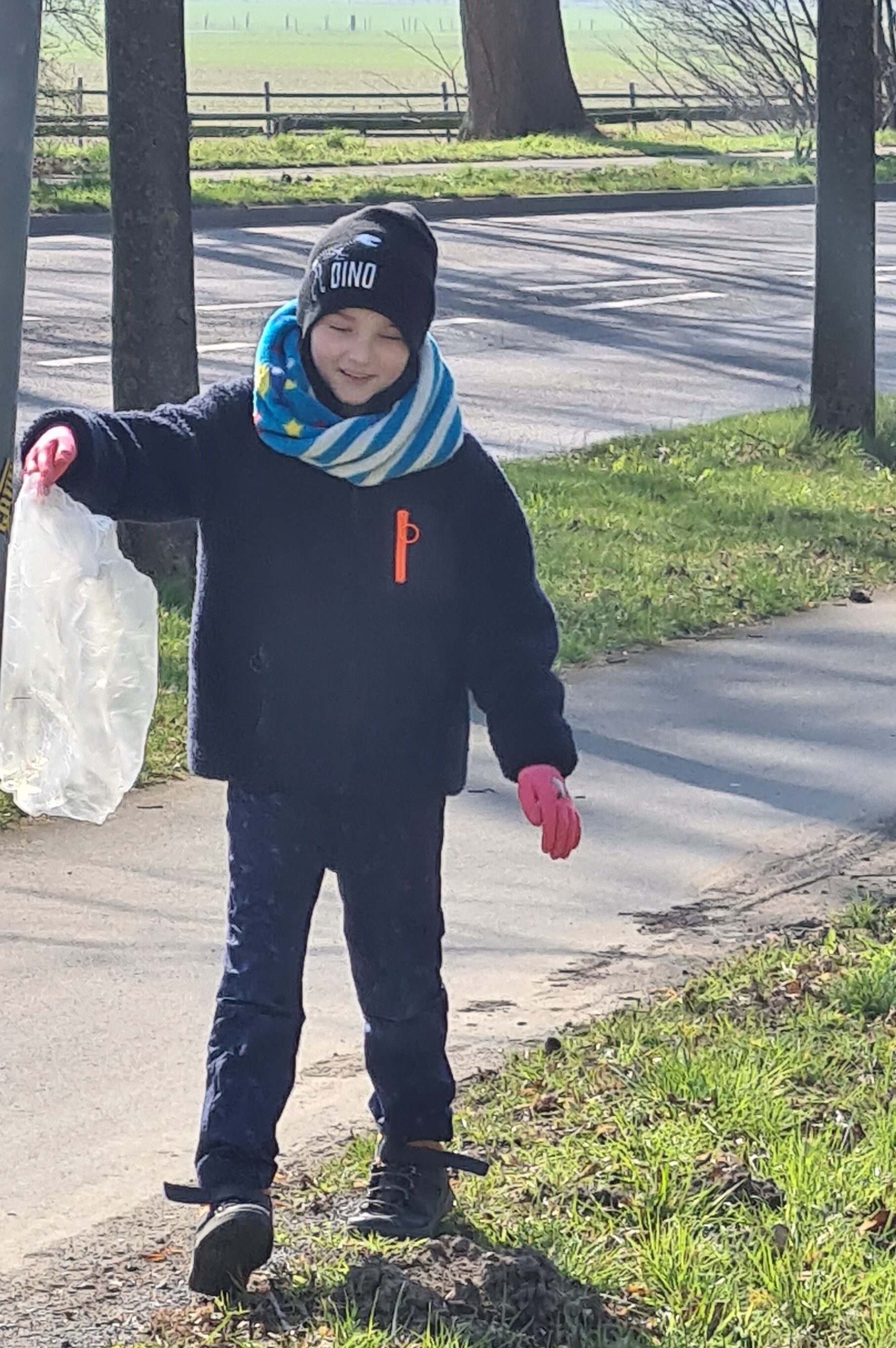 Ein Junge mit Plastiktüte (Wird bei Klick vergrößert)