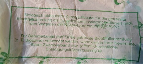 Kompostierbare Kunststoffe gehören keinesfalls in die Biotonne, auch nicht diese. Beutel! (Wird bei Klick vergrößert)