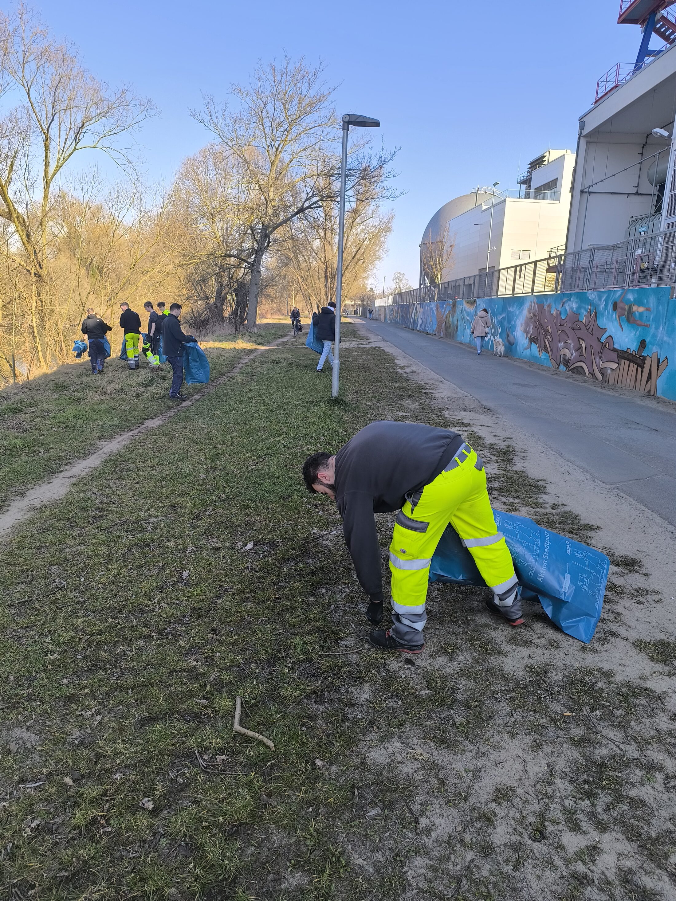 Die Azubis von BS|NETZ, der Stadtentwässerung Braunschweig GmbH und BS|ENERGY haben rund um das HKW Mitte und an der Oker aufgeräumt. (Wird bei Klick vergrößert)