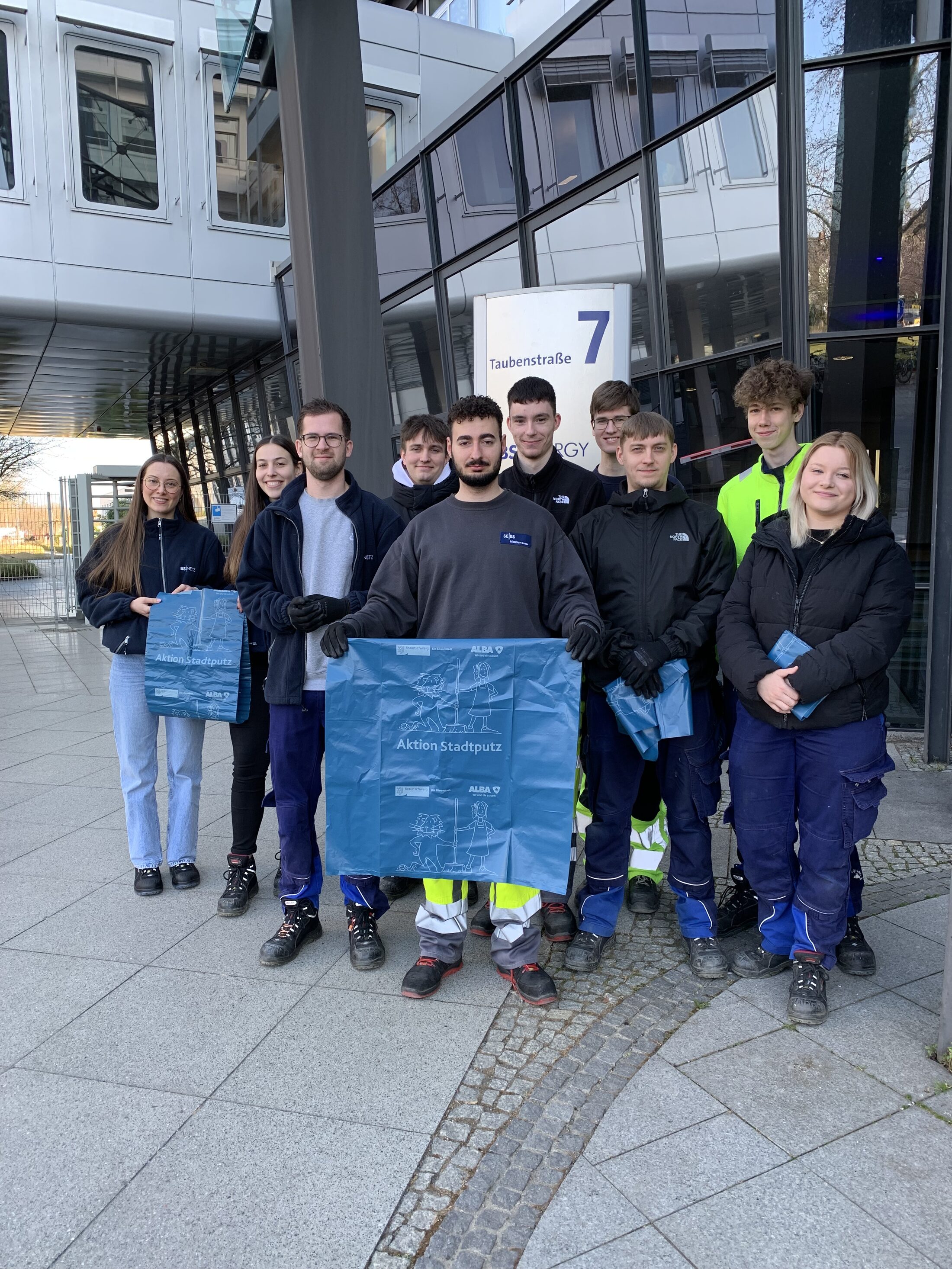 die Azubis von BS|NETZ, der Stadtentwässerung Braunschweig GmbH und BS|ENERGY haben rund um das HKW Mitte und an der Oker aufgeräumt. (Wird bei Klick vergrößert)