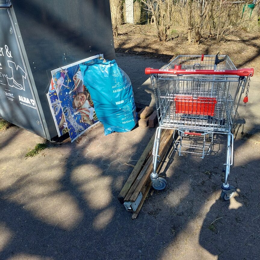 Ein voller Sack und ein zerbrochenes Plakat (Wird bei Klick vergrößert)