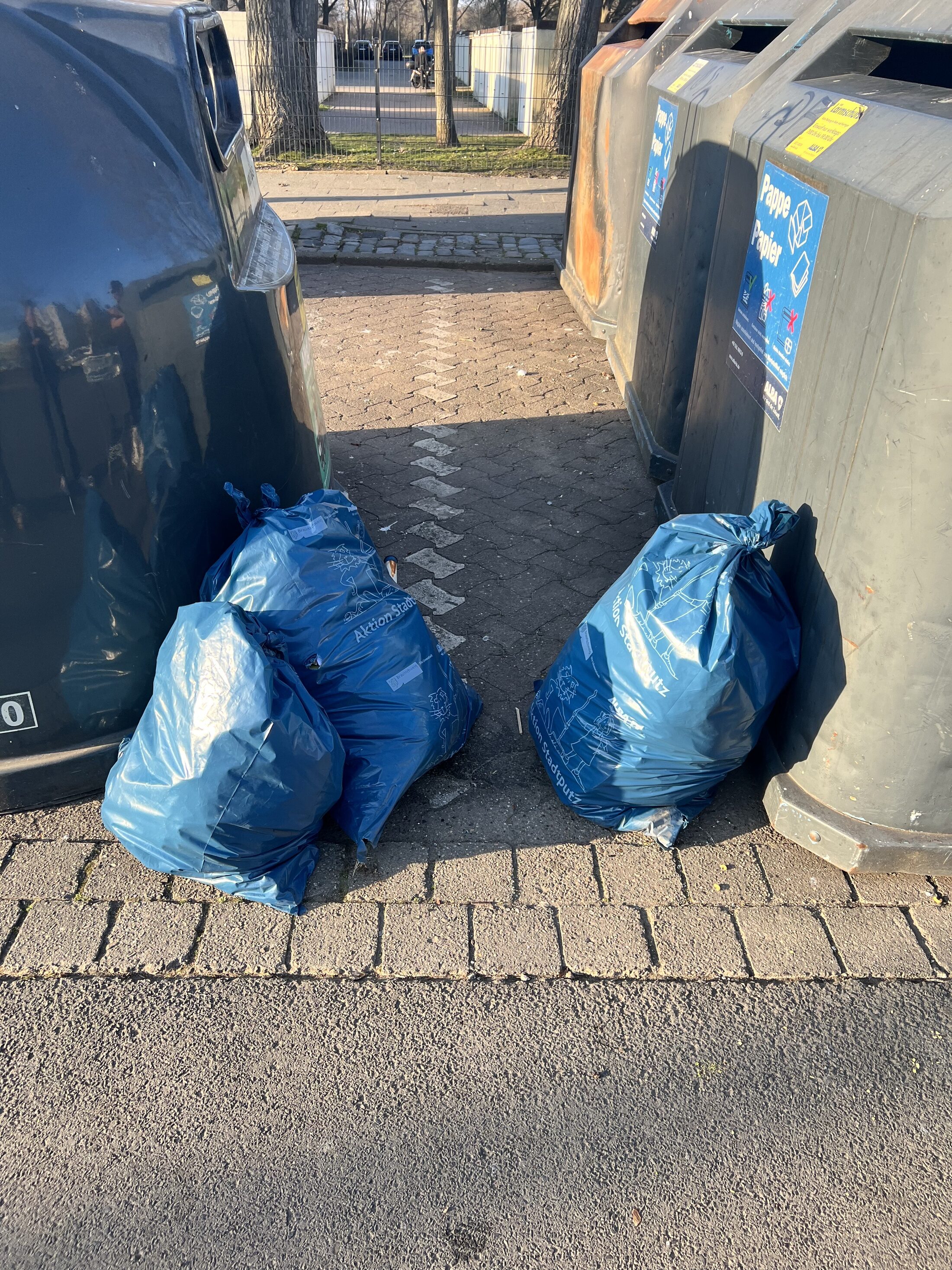 3 volle Abfallsäcke (Wird bei Klick vergrößert)