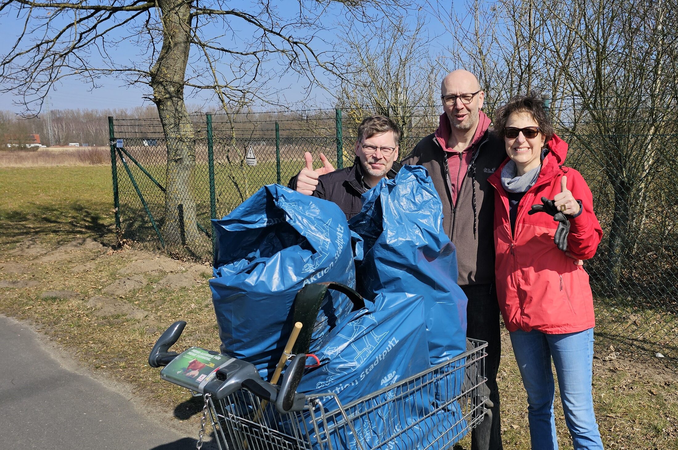 3 Personen mit vollen Müllsäcken (Wird bei Klick vergrößert)