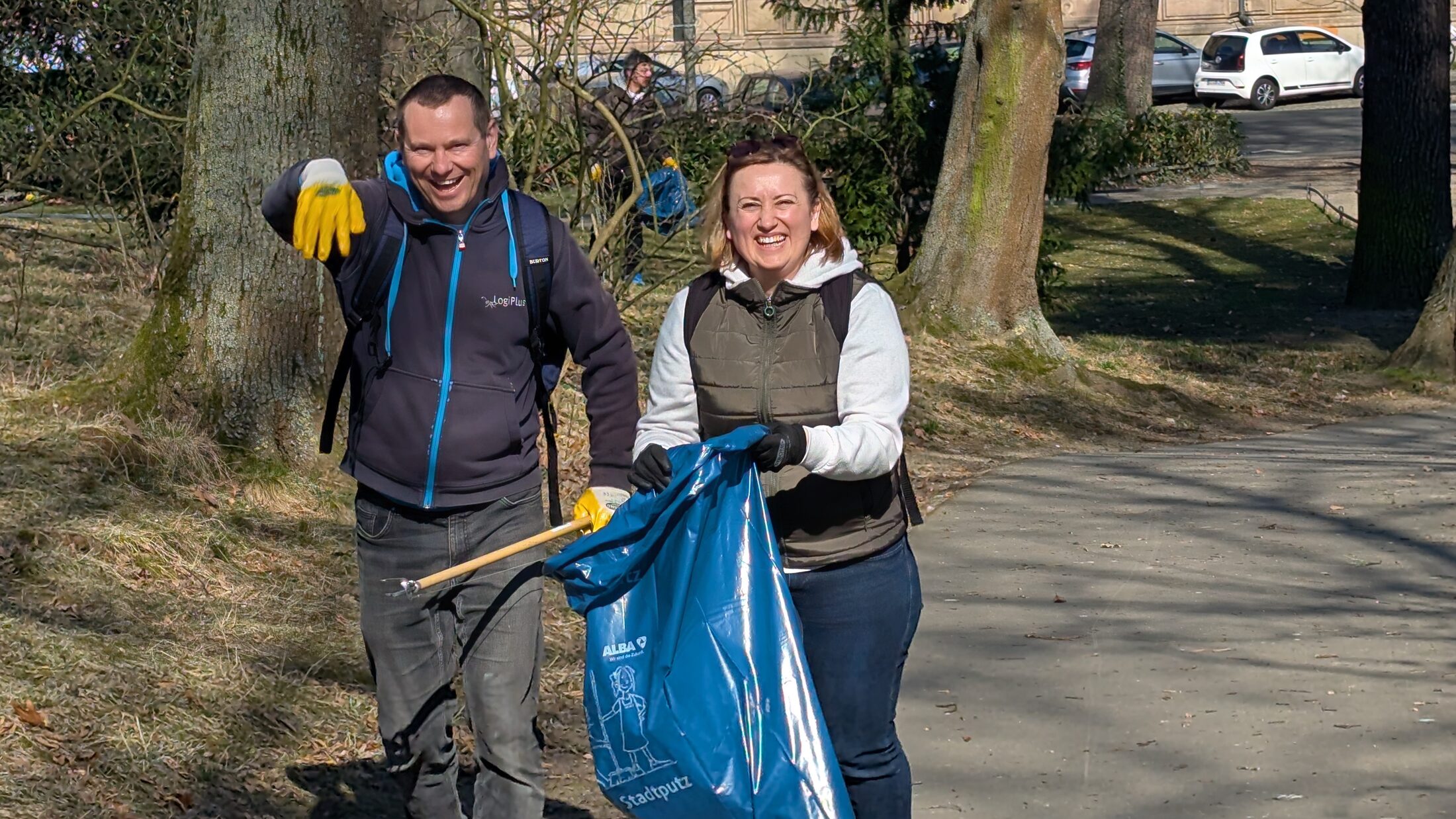zu zweit sammeln im Park (Wird bei Klick vergrößert)