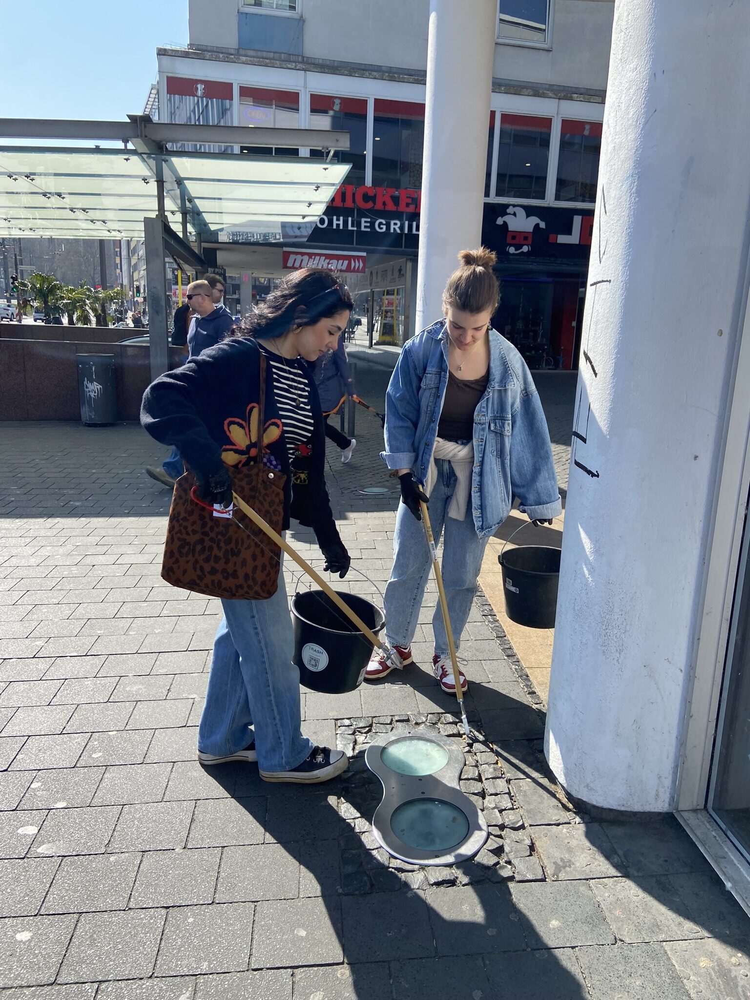zu zweit Kippen aufpickend (Wird bei Klick vergrößert)
