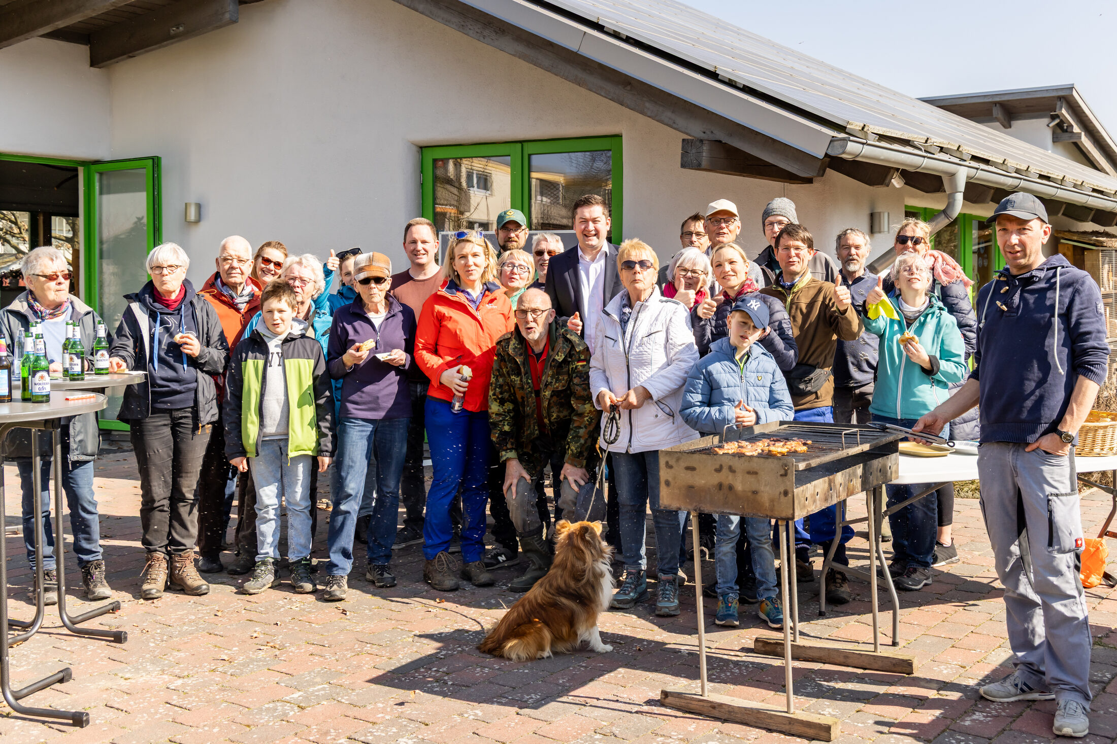 Menschen beim Grillen nach der Arbeit (Wird bei Klick vergrößert)