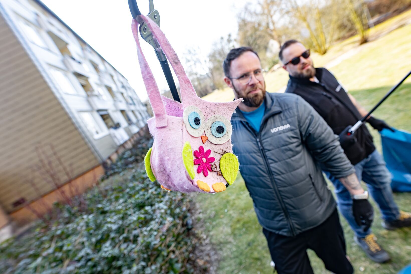 Ein Mann zeigt eine Mädchentasche mit Eule. (Wird bei Klick vergrößert)