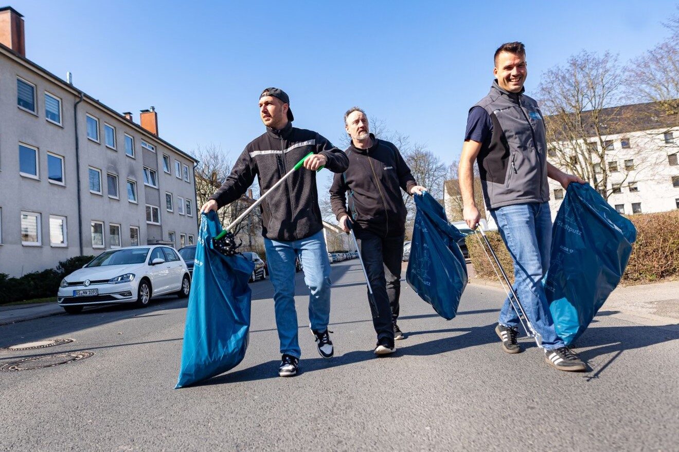 3 Männer gehen eine Straße entlang (Wird bei Klick vergrößert)