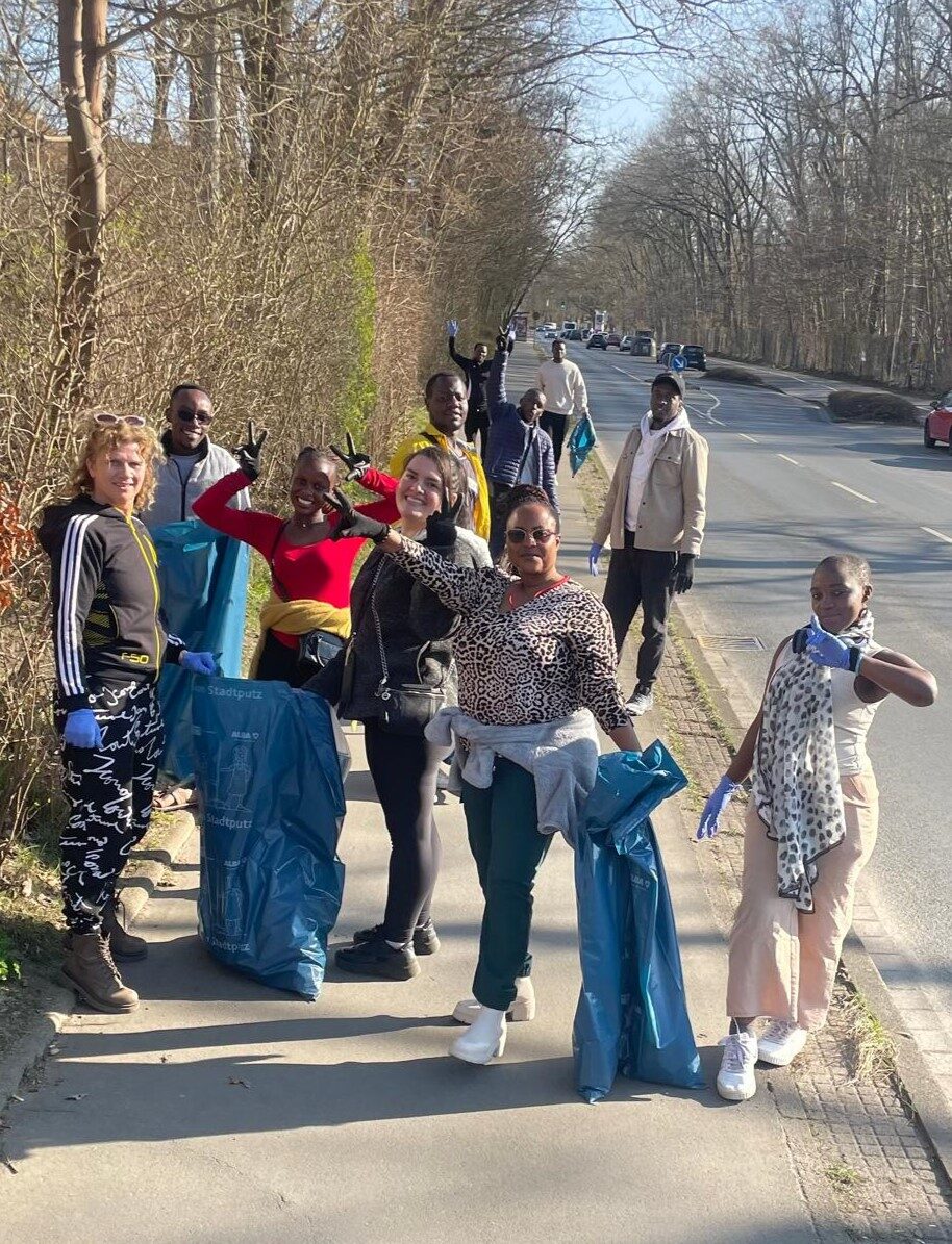 Eine schöne Straßenszene mit Menschen verschiedener Herkunft, die beim Stadtputz unterwegs waren. (Wird bei Klick vergrößert)