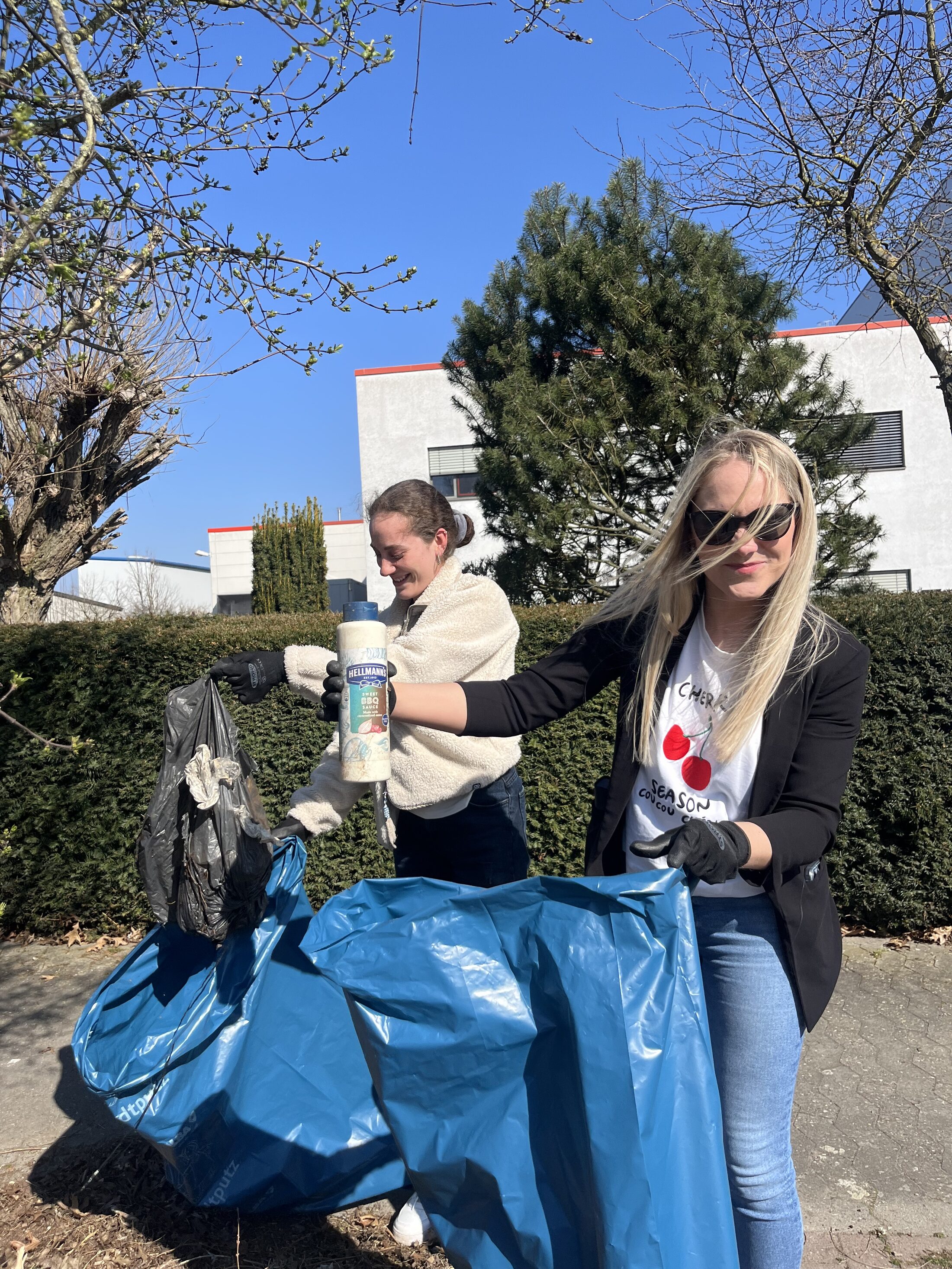 2 Frauen sammeln Abfälle (Wird bei Klick vergrößert)