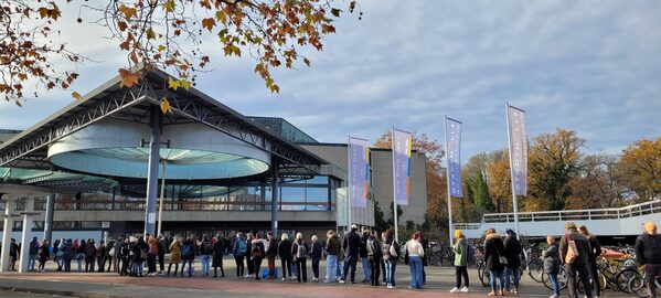 Warteschlange vor der Stadthalle