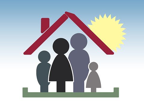 Symbolbild einer Familie mit einem Dach über den Köpfen