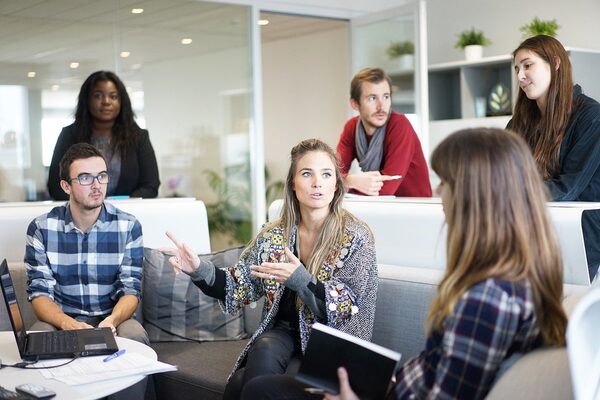 Junge Menschen am Arbeitsort (Wird bei Klick vergrößert)