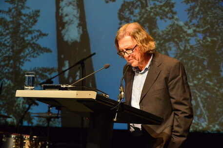 Ein Foto zeigt Nobert Scheuer, Preisträger des Wilhelm Raabe-Literaturpreises 2019.