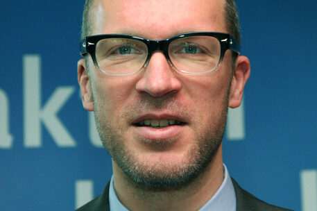 Hier ist ein Foto von Andreas Maier, Preisträger des Wilhelm Raabe-Literaturpreises 2010. Er sieht in die Kamera, hat eine Brille und kurze graue Haare mit ausgeprägten Geheimratsecken sowie einen Stoppelbart