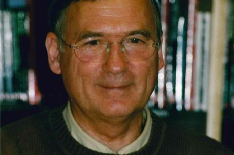 Ein Foto zeigt Jochen Missfeldt, Preisträger des Wilhelm Raabe-Literaturpreises 2002. Er sitzt vor einem Bücherregal und schaut direkt in die Kamera, hat kurze graue Haare und eine Brille.