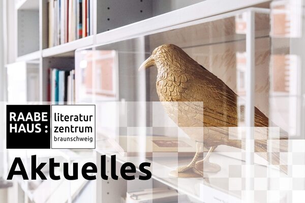 Aktuelles - Figur eines goldenen Raben in der Ausstellung im Veranstaltungsraum des Raabe-Hauses