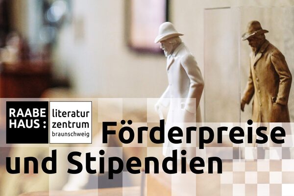 Förderpreise und Stipendien, im Hintergrund eine weiße und eine bronzene Figur von Wilhelm Raabe (Wird bei Klick vergrößert)