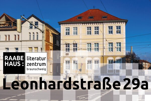Raabe-Haus:Literaturzentrum - Bild zeigt das gelbliche Gebäude, worin sich das Raabe-Haus:Literaturzentrum befindet, sowie einen Teil des Nachbarhauses von der Vorderseite, von der gegenüberliegenden Straßenseite aufgenommen