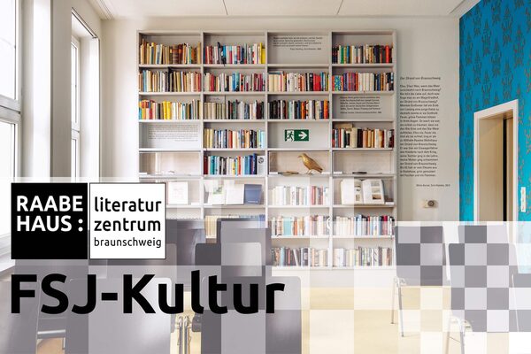 FSJ-Kultur, im Hintergrund der bestuhlte Veranstaltungsraum mit Blick auf das Ausstellungsregal, das mit unterschiedlichen Büchern und Vitrinen befüllt ist (Wird bei Klick vergrößert)