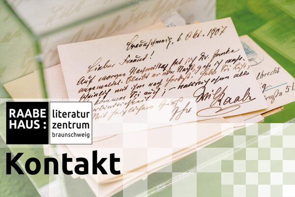 Kontakt, im Hintergrund eine von Raabe handschriftlich geschriebene Karte (Wird bei Klick vergrößert)