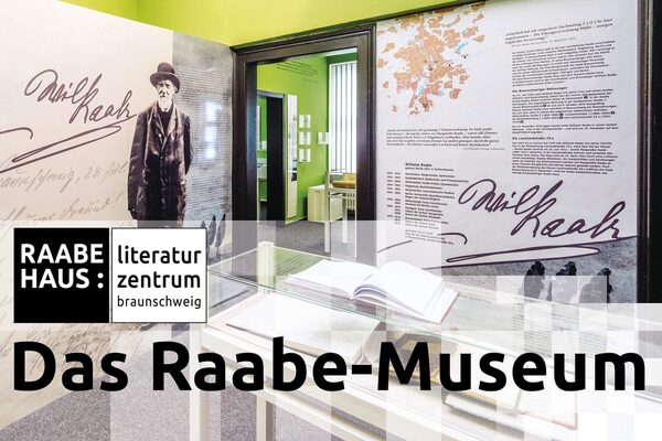 Das Raabe-Museum - Bild vom Eingangsbereich des Raabe-Hauses; im Vordergrund ist die Glasvitrine mit aktuellem Gästebuch zu sehen; dahinter zwei Infotafeln mit Informationen zu Wilhelm Raabe sowie eine lebensgroße Darstellung von ihm, Abbildungen seiner Unterschrift und der Stadtplan von Braunschweig mit Markierungen seiner Wohnorte; im Hintergrund ist ein Teil des Museums durch die offene Tür zu sehen (Wird bei Klick vergrößert)