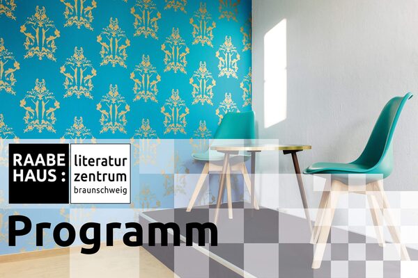 Programm - Bild von der schwarzen Bühne im Veranstaltungsraum des Raabe-Hauses mit zwei türkisen Stühlen und dreibeinigem schwarzen Tisch - Im Hintergrund die Ecke des Raums, mit weißer Wand auf der rechten und blauer Wand mit gelben Muster auf der linken Seite (Wird bei Klick vergrößert)